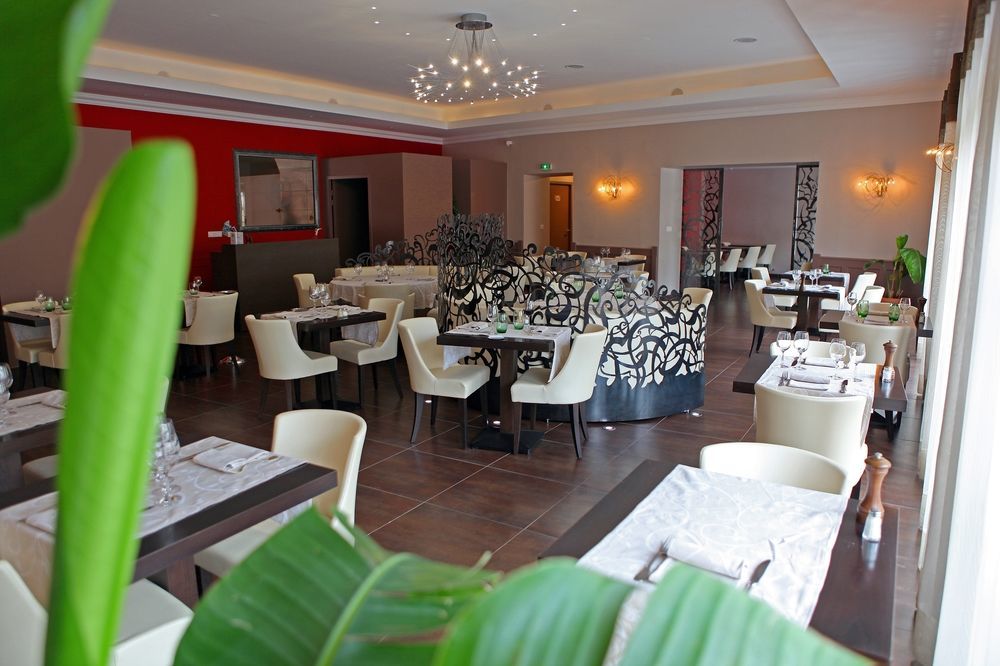 Logis Hotel Restaurant De La Paix Lodève Exterior foto